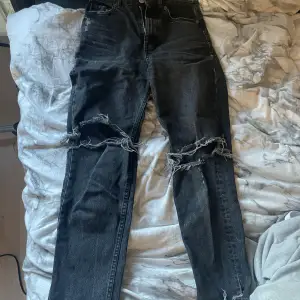 Svarta jeans med hål i från zara. Använda ganska många gånger, avklippta några cm längst ner då dom var lite för långa för mig. Jag är 1,61 cm. TRYCK INTE PÅ KÖP NU