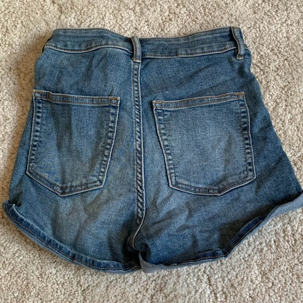 Mörkblåa jeans shorts från H&M. Är bara anstånds fåtal gånger. Köparen står för frakt 💞💞. Shorts.