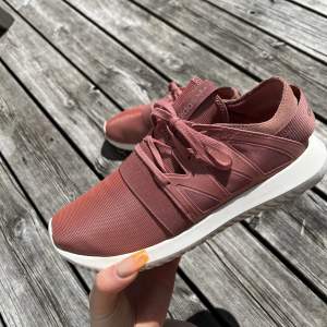 Som nya rosa adidas sneakers i 38 2/3.  Ganska små och smala, passar 38. 