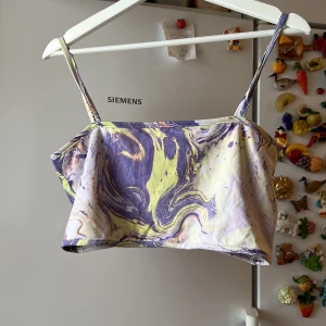 Abstraktmönstrat linne  - Mjukt linne/Croptop från weekday  Använd ca 1 gång och utan fläck eller slitage   Väldigt stretchig så passar de flesta, finns matchade underdel på deras hemsida!   93% bomull 7% elastane 