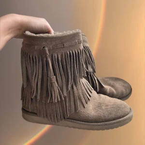 SNYGGA UGGS - säljer då förstora, så varma å unika!