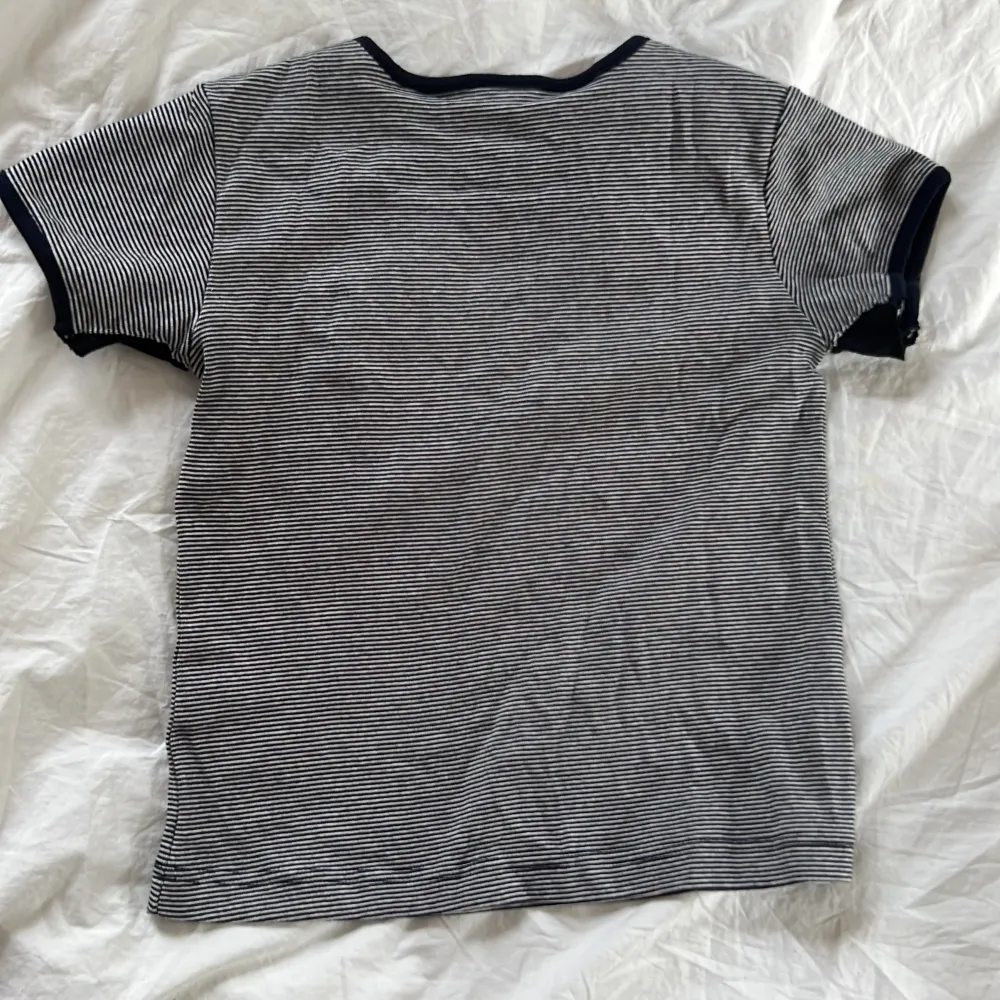 Jättesöt liten t-shirt från diesel, jättebra kvalitet. Se bild 3, påsytt under armhålorna för större ärmar som innan var väldigt tajta. Så snygg till lågmidjade jeans! Hör av er vid frågor!. T-shirts.