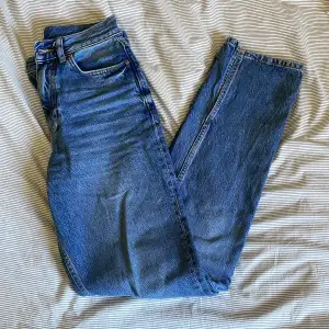 SKITSNYGGA Jeans från Gina tricot med slits nedtill. Passar ej mig helt 100 så använda fåtal gånger i princip nyskick. Snygg djupare blå färg. 