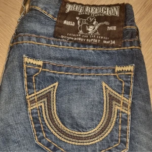 Bobby T, True religon jeans - Står 34 men sitter typ som 30, de är ganska långa därför säljer jag de, de är typ 34 i längden!  Kan tänka mig sänka priset 