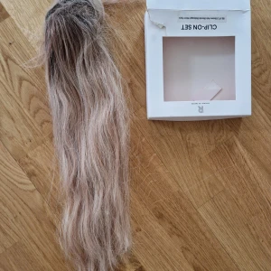 Rapunzel ponytail blond ombre - I fint begagnat skick.  45cm långt. Djur oxh rökfritt hem