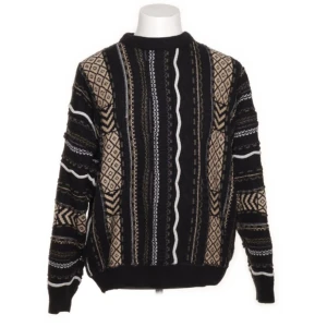 Stickad tröja - Så himla fin tröja som jag endast säljer pga grov platsbrist i garderoben. Påminner om märket coogi! Varm och skön, i ull. Sitter snyggt oversize! Skynda fynda innan jag ångrar mig!