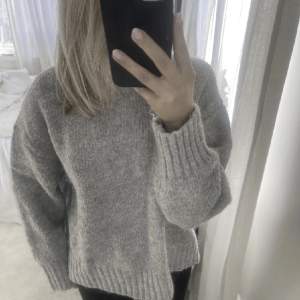 En jättemysig grå stickad tröja från Zara, köptes här på Plick men fick användning för den några enstaka gånger så säljer!💓Storlek S men är lite oversized😍😍
