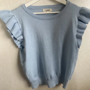 Vår topp med volang - Detta är en blå tröja med volang som är fin till våren💕Jätte söt och trendig tröja och inte alls sliten 😊Bara att kontakta dirket om ni är intresserade och vill ställa frågor ❤️