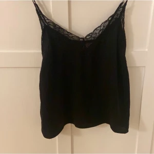 Spets linne - Spets linne från hm i storlek S. Säljer det för 50 kr + frakt🫶