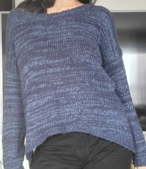 Blå tröja - Blå tröjan Färgen är mer mötk än på bilden