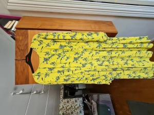 Klänning strl 38 - Perfekt klänning till påsk med snyggt fall