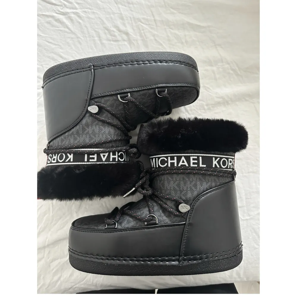 Snow boots by Michael Kors  Bought for 3500kr  Worn only once  Size 38 but fits 39 as well. Skor.