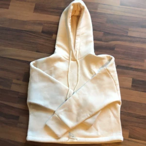 hoodie  - ljus rosa / vit / beige  hoodie. jätte svårt och avgöra färgen på den tyvärr. lite små nopprig längst ner på tröjan.