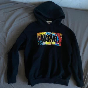 Marvel Hoodie - XS i storlek, men passar även S. Jättefin hoodie, använd ca 4 gånger. Säljer den för har inte använt den så mycket. Originalpris 300, säljer för 150 💓 Pris kan diskuteras!