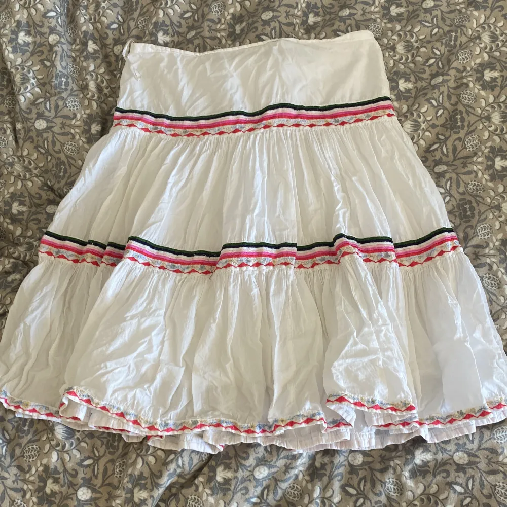 Säljer denna twist & tango kjol som är perfekt till sommaren. Skriv om ni har frågor! . Kjolar.