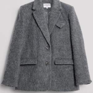 Grå blazer från NA-KD. Använd ett fåtal gånger, så i fint skick. Färgen är mer som bild 1 men pga solljuset i rummet blir den ljusare på bilderna jag tagit. Nypris 899 kr. Tveka inte att höra av dig om du har några frågor!