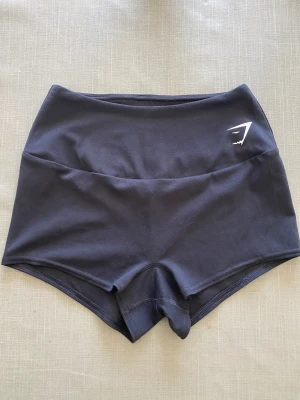GYMSHARK SHORTS - Säljer mina gymshark shorts eftersom de är på tok för korta för mig, jag har för stora höfter så den passar inte mig alls.   Aldrig använda, som sagt bara testade 1 gång 