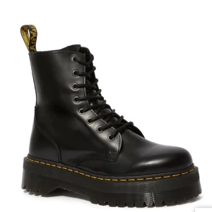 Dr. Martens Platform ⚡️ - Säljer mina snygga dr. Martens platform! Använda fåtal gånger därför i väldigt fint skick! Endast några få märken som knappt syns (de sista bilden) Nypris: 2399kr, Pris kan diskuteras, Kontakta mig för mer info/bilder❤️