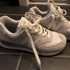 New balansen skor - Säljer dessa skitsnygga skor från new balance köpta för 979 förra året, väldigt sparsamt använda ni ser på bilden längst bak hur lite de är använda!