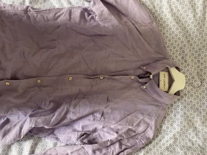 Our Legacy skjorta - Somrig Our Legacy-skjorta i fint skick. Använts friskt med varsamt, lite oversized (strl 50/L). Loose fit som är superskön på sommaren.