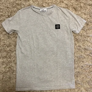 Stone island T-shirt strl m - Strl m . Liten i storleken passar ca s-xs 