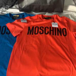 Säljer 3 stycken oanvända Moschino t-shirts med taggarna kvar. Jag har 2 blå och 1 orange. Säljer för 500kr styck. Nypris 1500kr styck. 