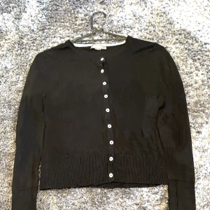 Svart kofta med silver knappar - En jätte fin svart kofta köpt i london i storlek:2XS skick:8/10 då det har försvunnit lite färg på vissa knappar men inget som syns mycket. Nypris:170kr