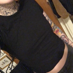 Svart längre babytee - Vintage  Tjockt tyg  Inga fel