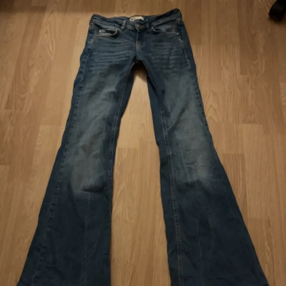 Snygga lågmidjade bootcut jeans, stl 34. Skriv gärna om du har några frågor🫶🏼. Jeans & Byxor.