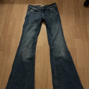 Lågmidjade jeans  - Snygga lågmidjade bootcut jeans, stl 34. Skriv gärna om du har några frågor🫶🏼