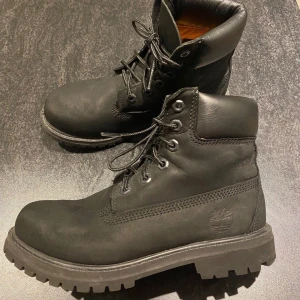 Timberland kängor - Svarta läderkängor från Timberland i mycket gott skick.