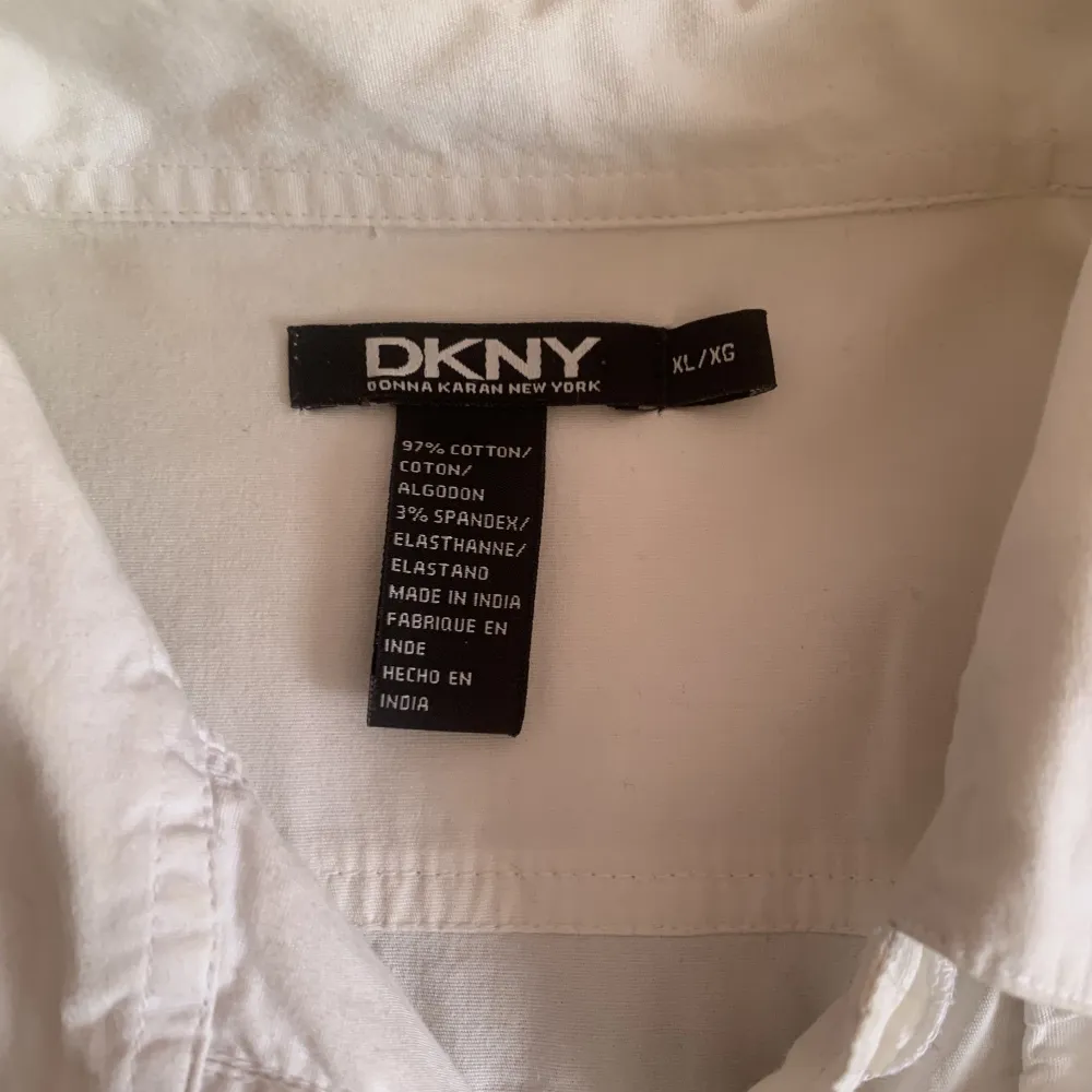 säljer min älskade vintage dkny skjorta. superfint skick då den endast använts vid fintillfällen. står XL men passar mig som har S i vanliga fall. superfina detaljer på hela skjortan! bara att skriva vid fler funderingar❤️❤️. Blusar.