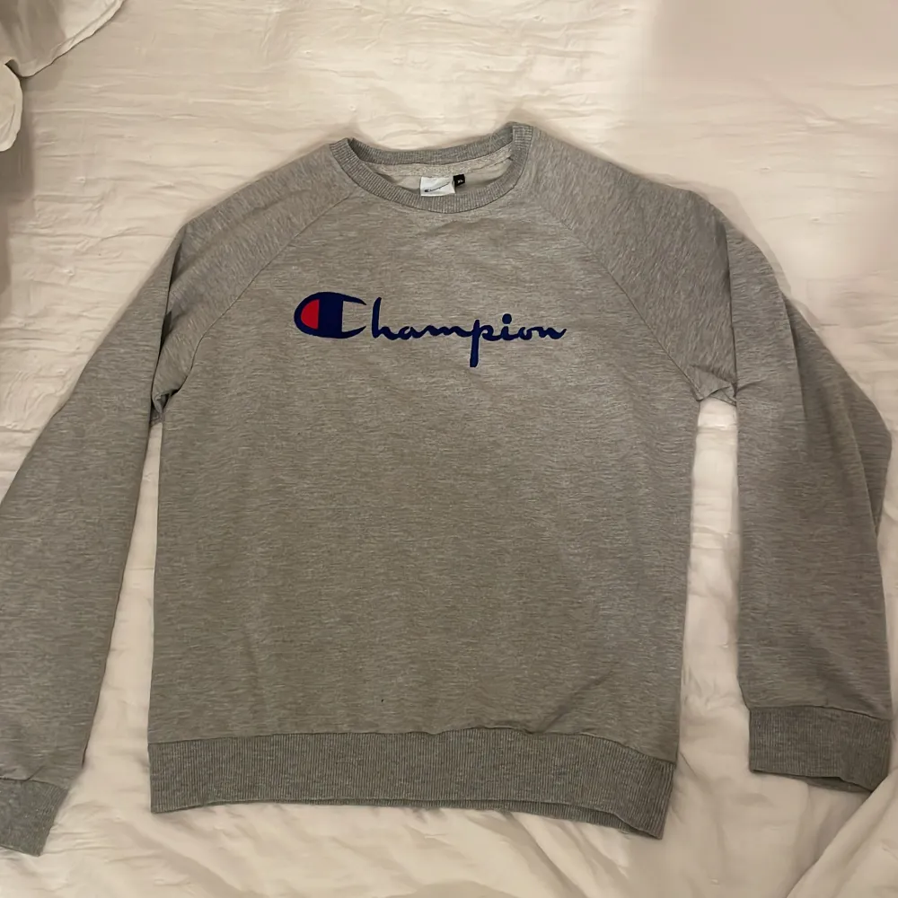 Champion sweatshirt (äkta) & bra skick💓 är i storlek xl i barn storlek, så skulle säga en xs-s i vuxen storlek.. Hoodies.