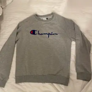 Champion sweatshirt (äkta) & bra skick💓 är i storlek xl i barn storlek, så skulle säga en xs-s i vuxen storlek.