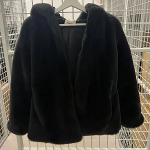 Pälsjacka - Säljer en jättefin pälsjacka från Zaras barnavdelning men passar mig som har storlek XS/S.  Mörkgrå pälsjacka i väldigt gott skick, hängt oanvänd i förrådet under några år. Fin luva och perfekt till våren 🌸