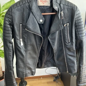 Skinnjacka  - Skinnjacka från chiquelle använd få gånger, räknas som ny