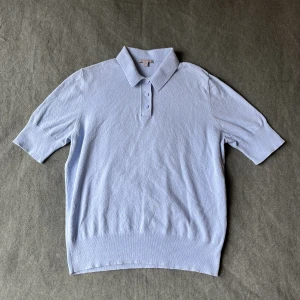 Ljusblå polotröja från cos - Ljusblå polotröja från cos, gammal favo<3