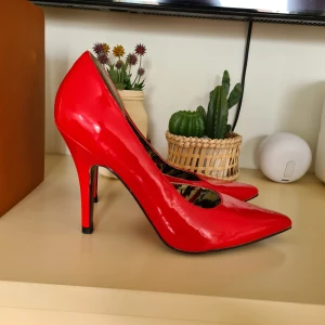Röda pumps!  - Röda klackar. Köpta på vinted men tyvärr försmå för mig som har 38/ 38,5 