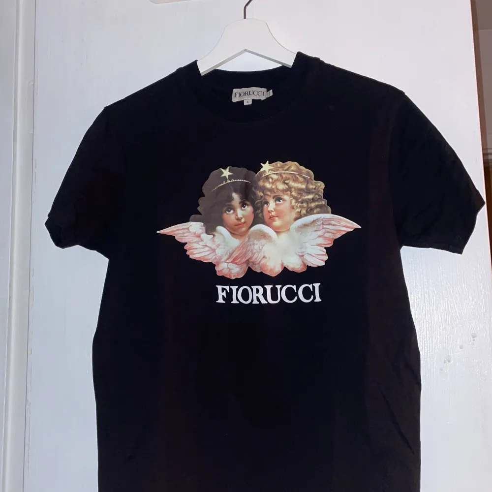 Fiorucci T-shirt, Storlek S, skick 9,5/10 (knappt använd), köpt på zalando för ca 900 kr! Hör av er vid intresse! Mvh Isak. T-shirts.