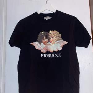 Fiorucci T-shirt, Storlek S, skick 9,5/10 (knappt använd), köpt på zalando för ca 900 kr! Hör av er vid intresse! Mvh Isak