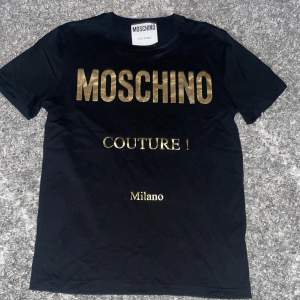 Moschino T-shirt storlek S, skick 9/10 (knappt använd) hör av er vid intresse! Mvh Isak😃