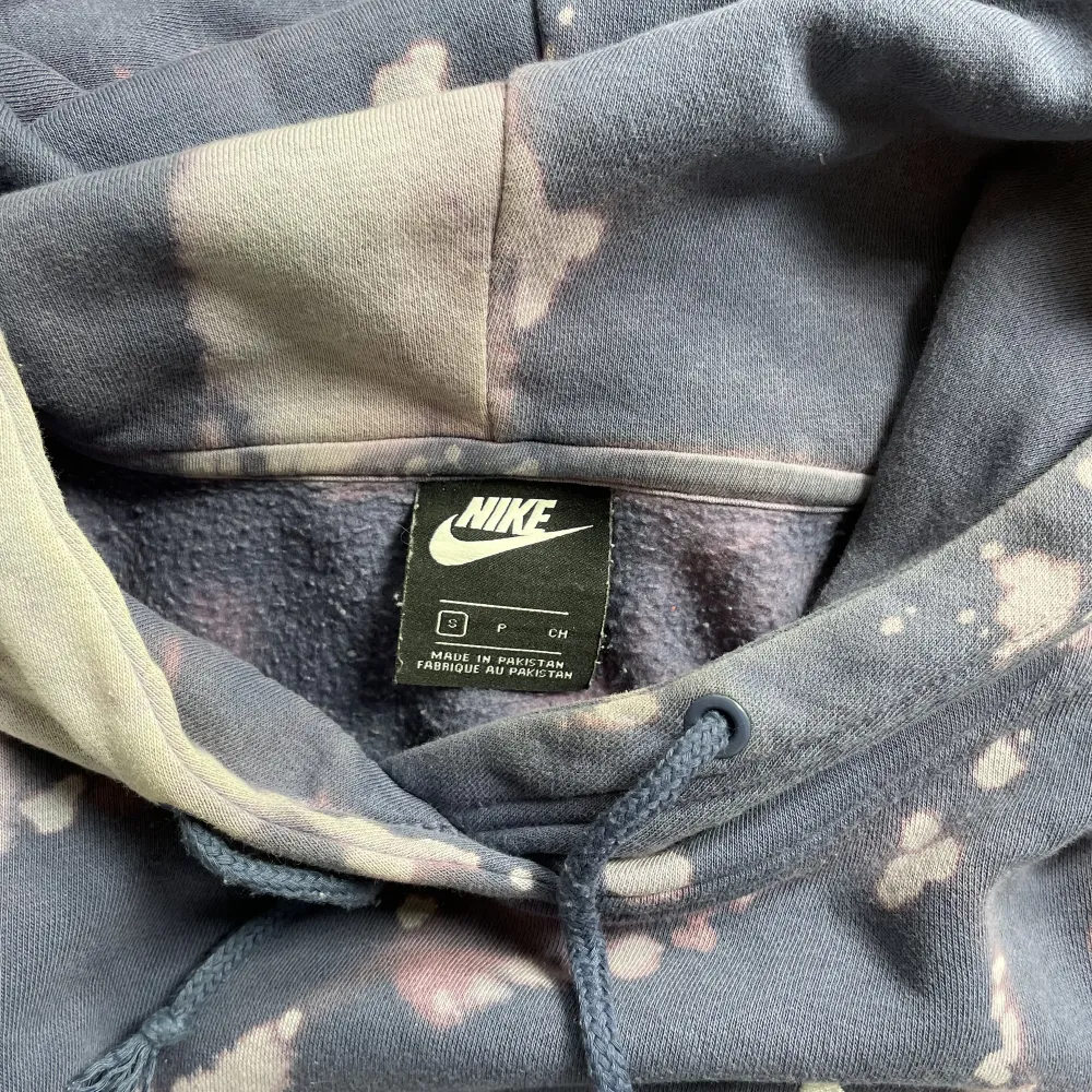 Nike hoodie som blekts i ett coolt mönster hemma. Väl använd men bra skick . Hoodies.