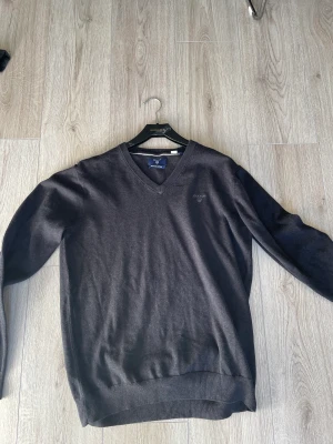 Gant stickad tröja - Stickad tröja, V-ringad, perfekt att ha över en skjorta. Mörkgrå, cond 10/10