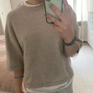 Stickad t-shirt - Säljer denna fina &other stories tröjan 💜Tröjan är i fint skick och har inga noppror. Skriv privat för intresse!