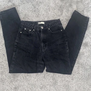 Jeans - Svarta jeans från Gina Tricot i storlek 34, skriv för fler bilder 💗