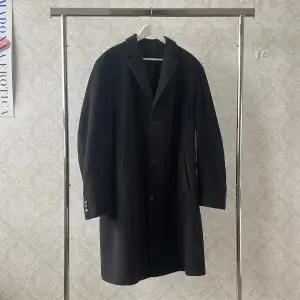 en vintage mörkgrå kappa i ull. 