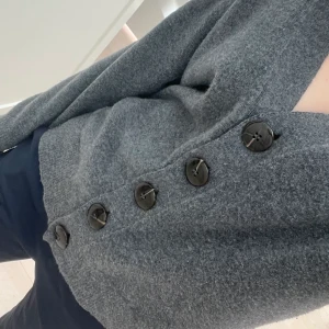 Stickad zara kofta  - Stickad kofta från zara. Storlek S, men passar även M. 