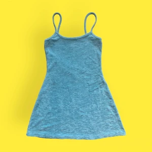 Blå klänning - En speciell klänning i blå färg från H&M. I fint skick. Materialet är 58% polyester och 42% bomull. För fler bilder eller mått kontakta mig!!! 💫