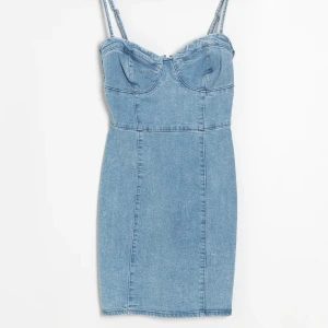 Bershka klänning  - Jeans klänning från Bershka  Knappa använd  Har mycket stretch så passar xs/s