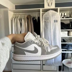Air Jordan 1 Low Wolf Grey - Säljer nu mina jordans då jag inte får någon användning för de. Skorna är endast använda ett fåtal gånger så är i bra skick men är dock lite skitiga. Jag köpte de för 2 400kr på Pardonmykicks i Gbg, lägg gärna ett bud om du är intresserad 